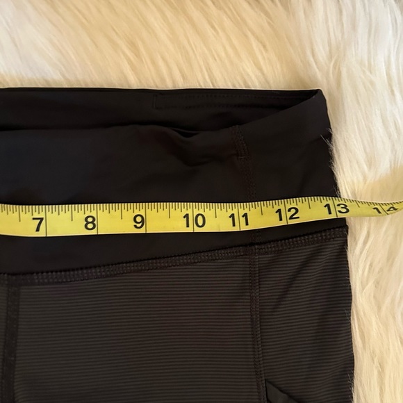 Lululemon RARE Cropped shine Sz 4 - Picture 16 of 16